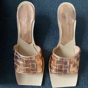 BOTTEGA VENETA Gold Peach sandals in 37 IT